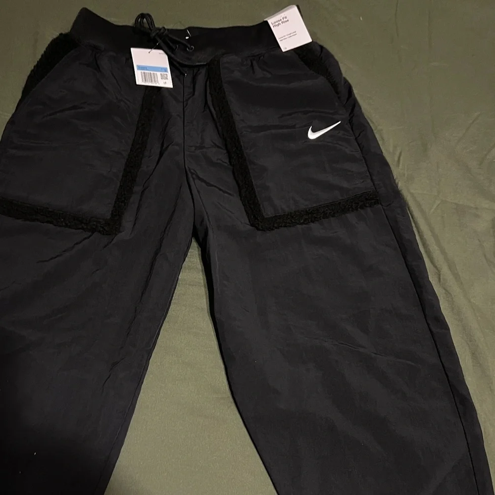 Nike Women's
Sportswear Essential
Woven High Rise Pants size small - Picture 8 of 9